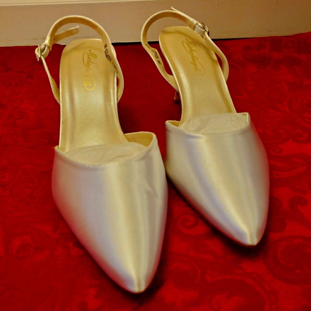Michaelangelo Tanya wide size 9 white satin heels